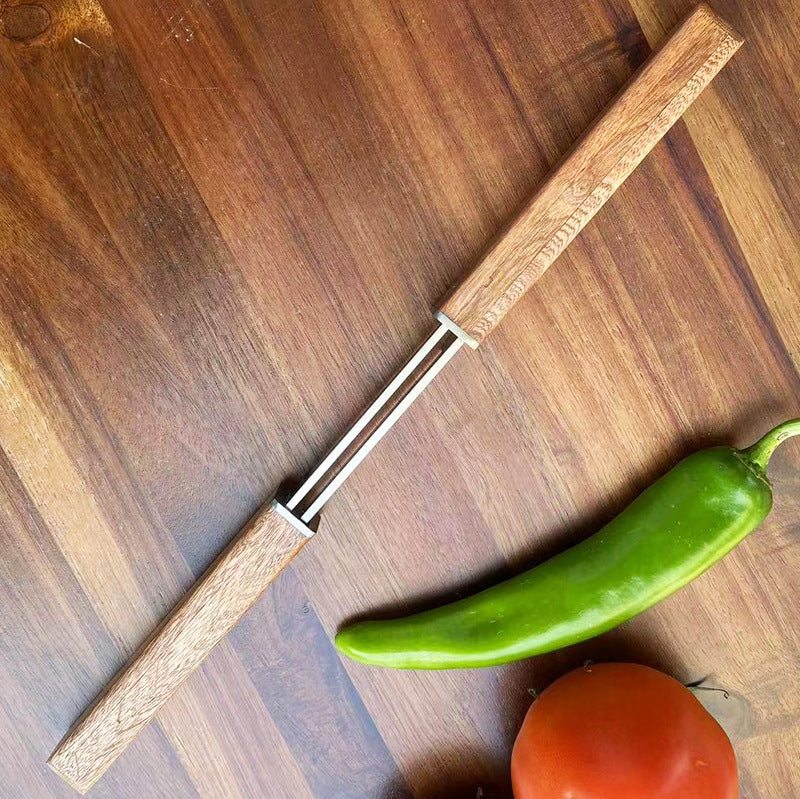 Exquisites gemustertes Messerset mit Holzgriff